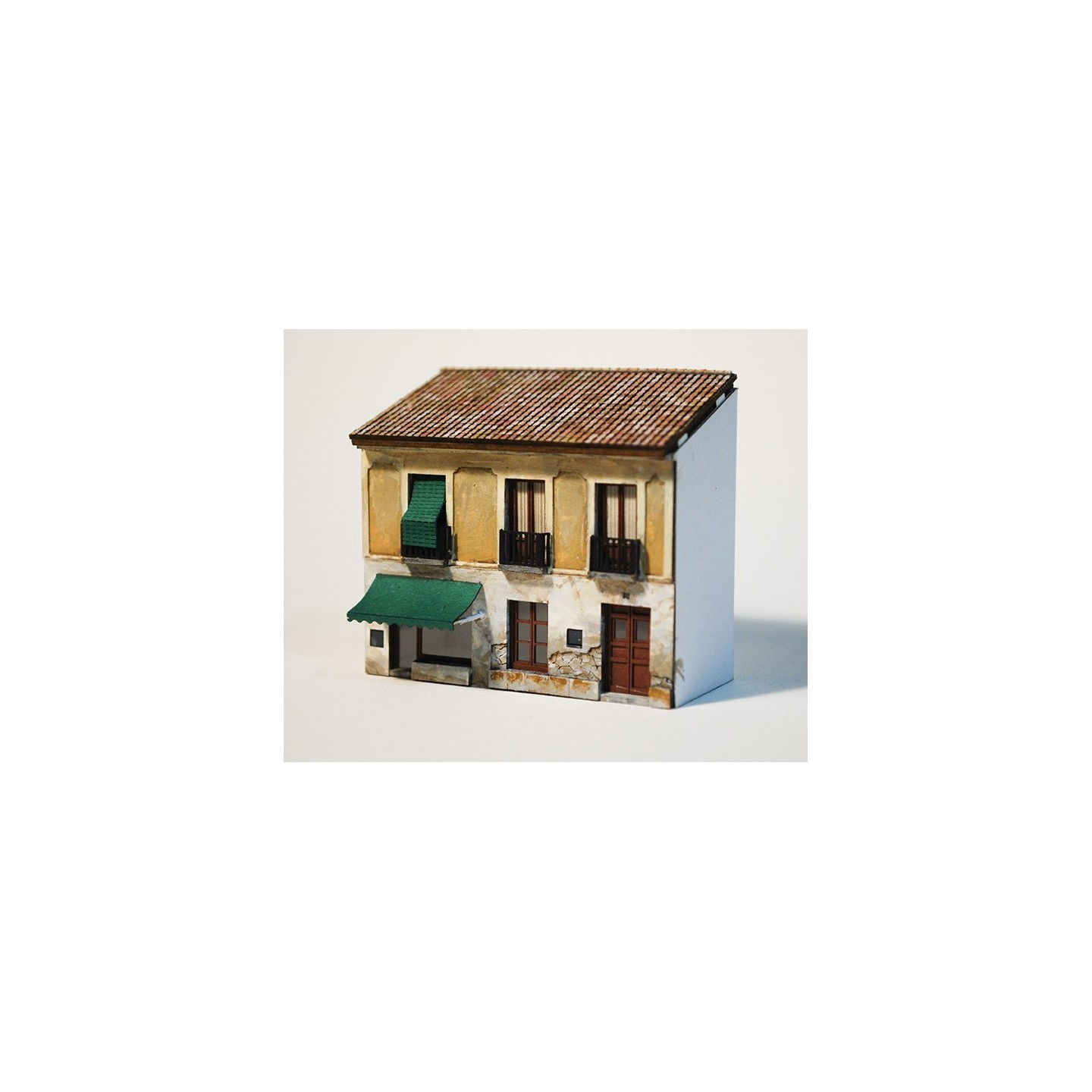 CASA CALLE BAJA MONTADA Y PINTADA FEMODEL FN020 ESCALA N