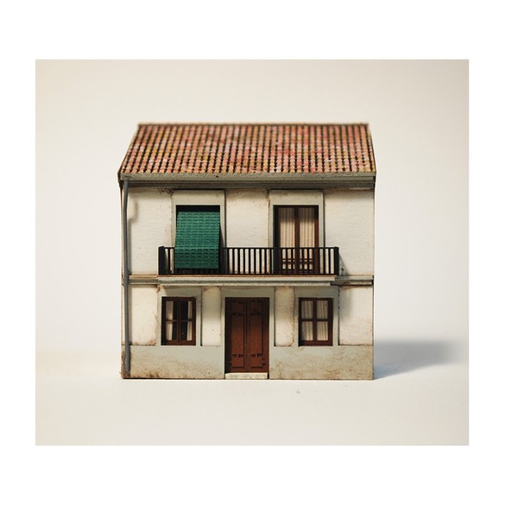 CASA CALLE DEL POZO MONTADA Y PINTADA FEMODEL FN015 ESCALA N