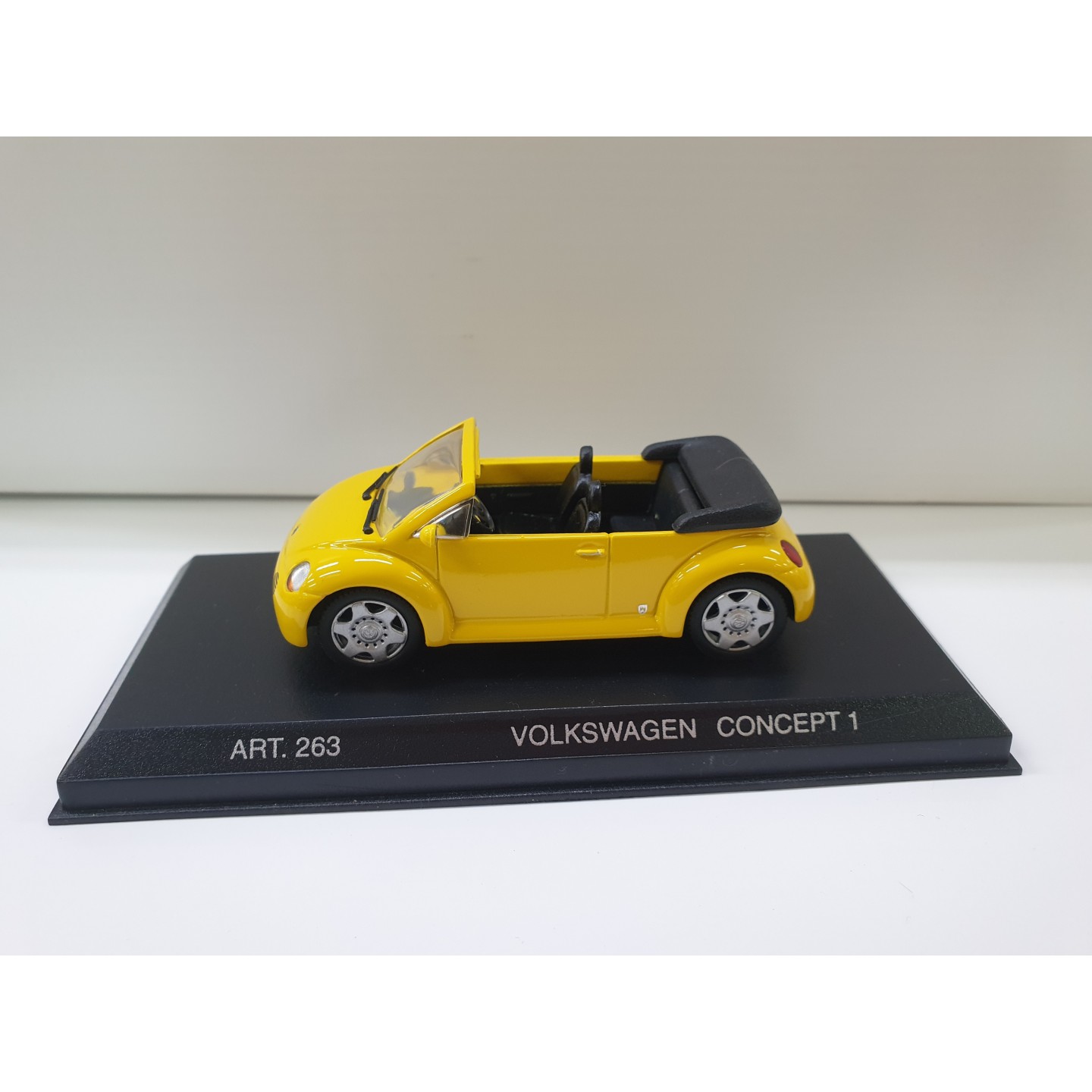 VOLKSWAGEN CONCEPT 1 1994 AMARILLO DESCAPORTABLE 1/43
