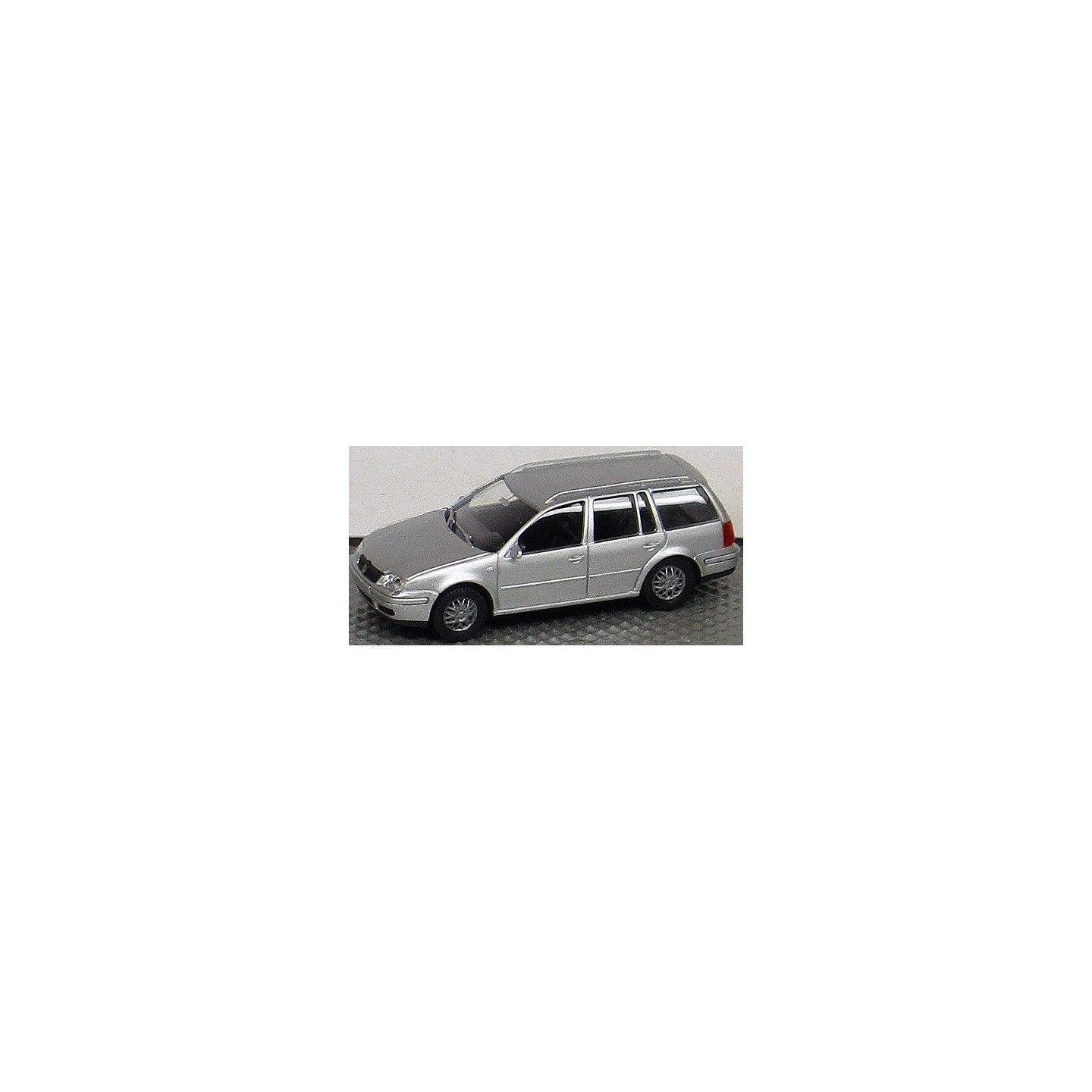 VOLKSWAGEN BORA VARIANT PLATA AMW 0649 ESCALA 1/87
