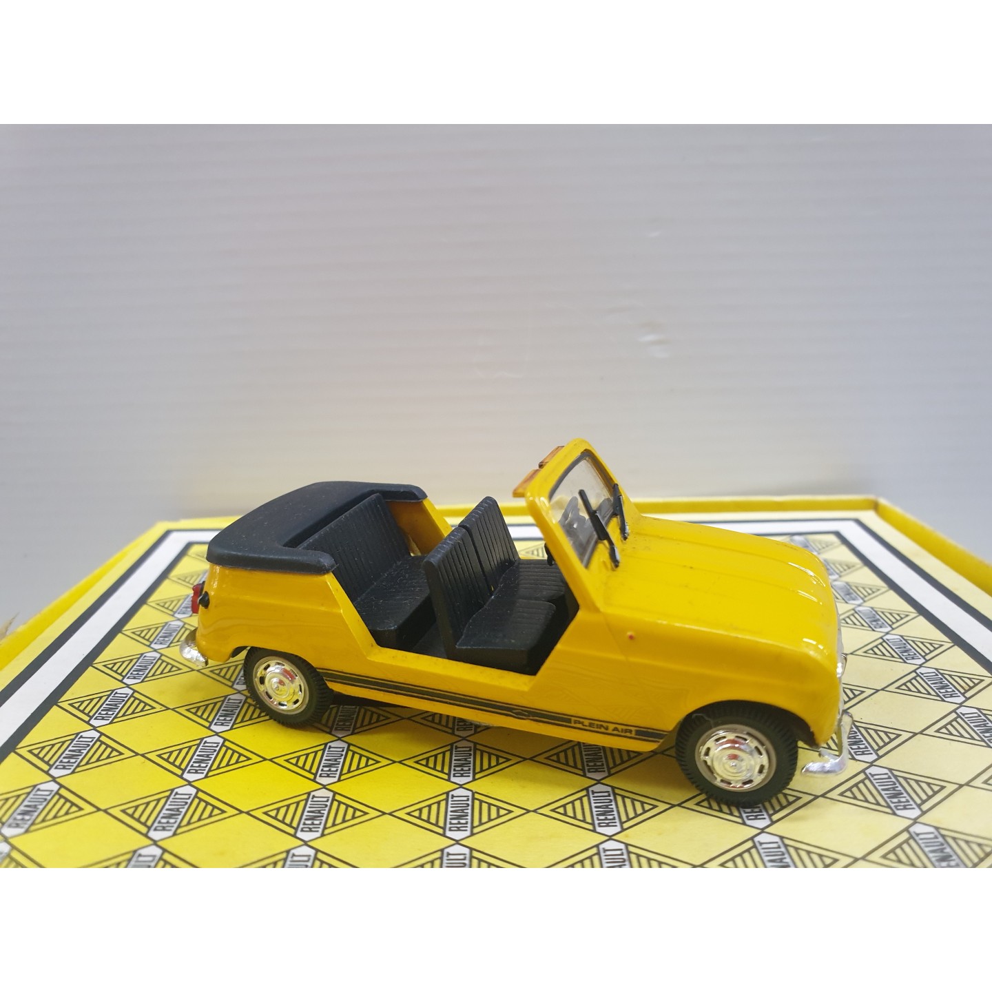 R4 PLEIN AIR AMARILLO DESCAPOTABLE NOREV 1/43
