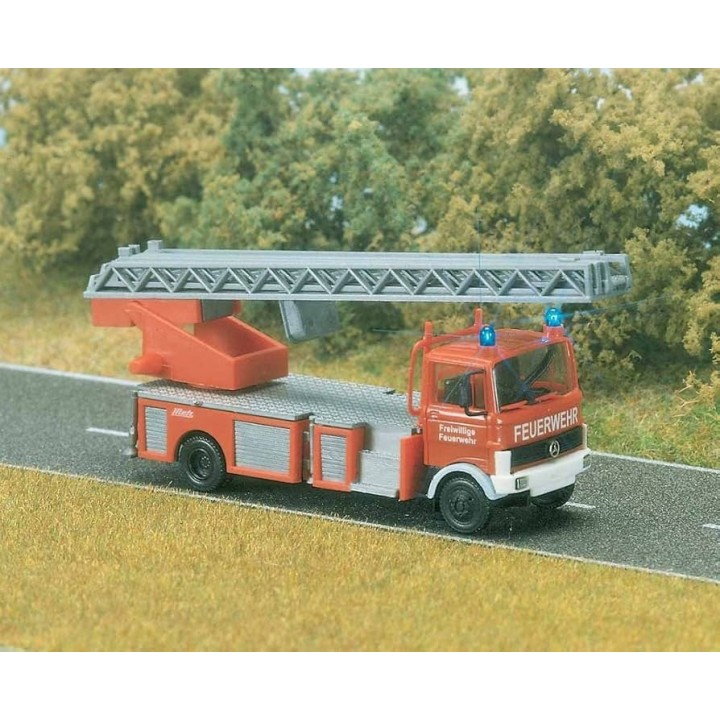 CAMIÓN DE BOMBEROS CON LUZ BUSCH 5608 ESCALA 1/87