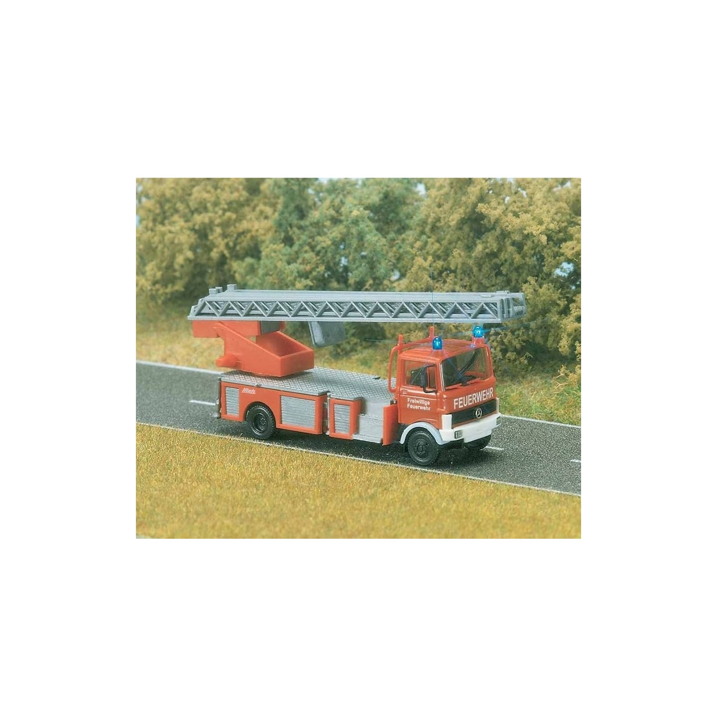 CAMIÓN DE BOMBEROS CON LUZ BUSCH 5608 ESCALA 1/87
