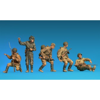 SOLDADOS SOVIETICOS SUBIDOS EN UN CARRO MINIART 35281 ESCALA 1/35