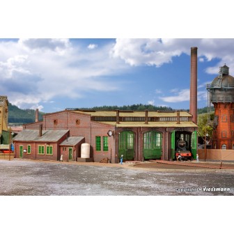 DEPOSITO PARA 3 LOCOMOTORAS CON TALLER VOLLMER 45754 ESCALA H0